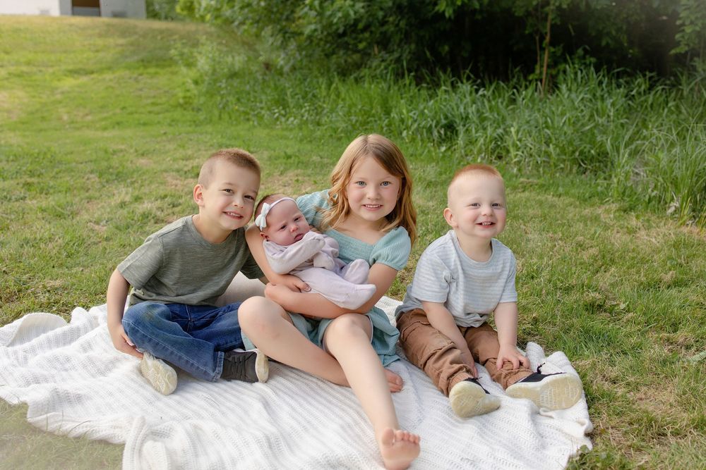 Kendall Kuss Photography Waukesha County family photographer. Family newborn outdoor photos in Ixonia Wisconsin.