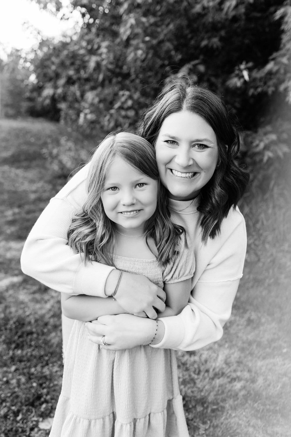 Kendall Kuss Photography Waukesha County family photographer. Family newborn outdoor photos in Ixonia Wisconsin.