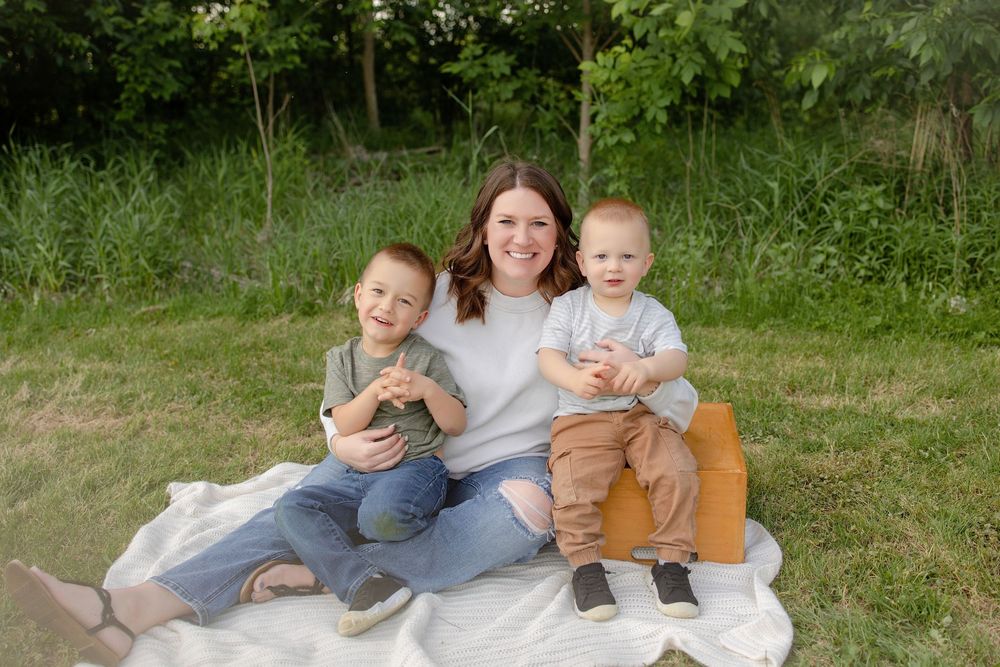 Kendall Kuss Photography Waukesha County family photographer. Family newborn outdoor photos in Ixonia Wisconsin.