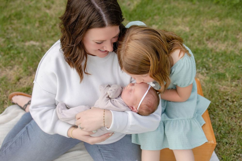 Kendall Kuss Photography Waukesha County family photographer. Family newborn outdoor photos in Ixonia Wisconsin.