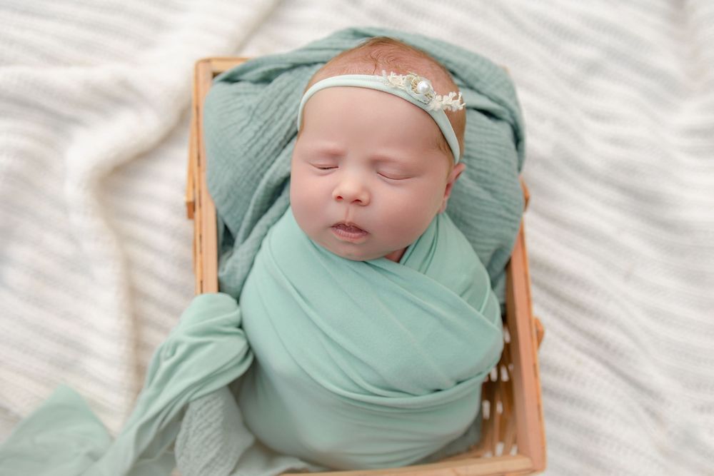 Kendall Kuss Photography Waukesha County family photographer. Family newborn outdoor photos in Ixonia Wisconsin.