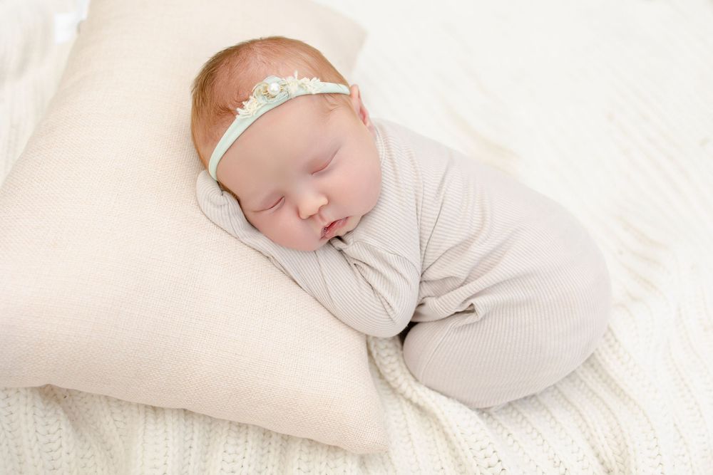 Kendall Kuss Photography Waukesha County family photographer. Family newborn outdoor photos in Ixonia Wisconsin.