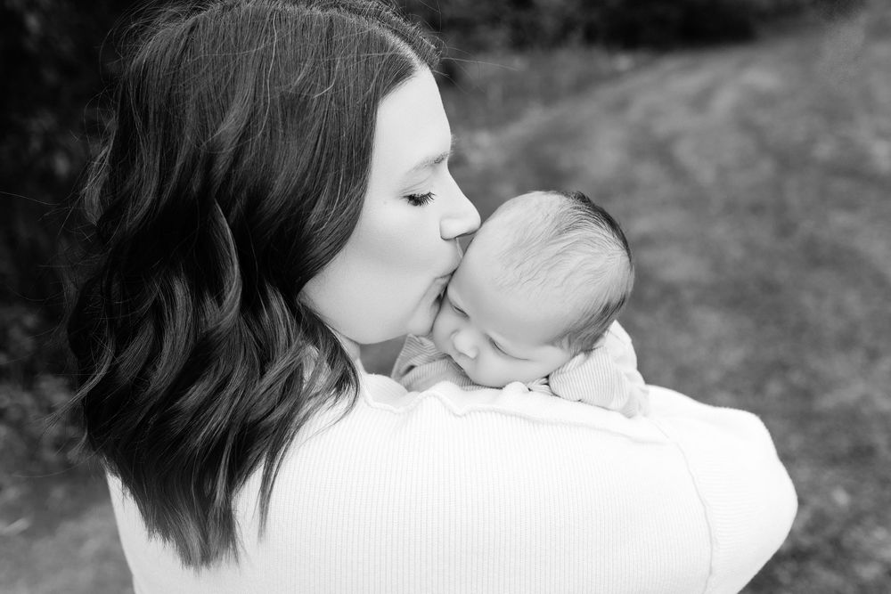Kendall Kuss Photography Waukesha County family photographer. Family newborn outdoor photos in Ixonia Wisconsin.