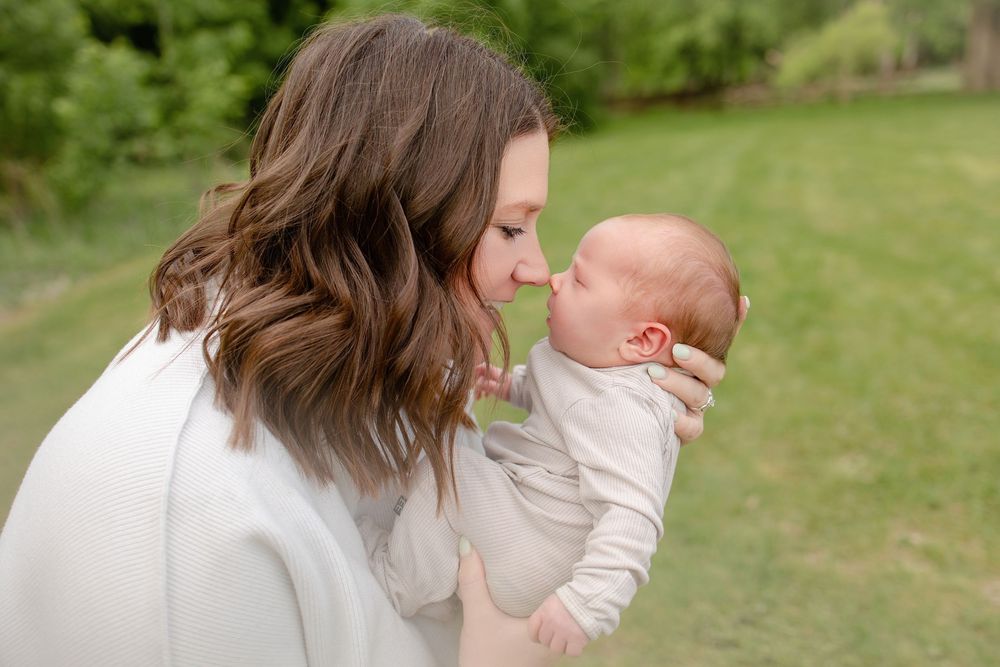 Kendall Kuss Photography Waukesha County family photographer. Family newborn outdoor photos in Ixonia Wisconsin.