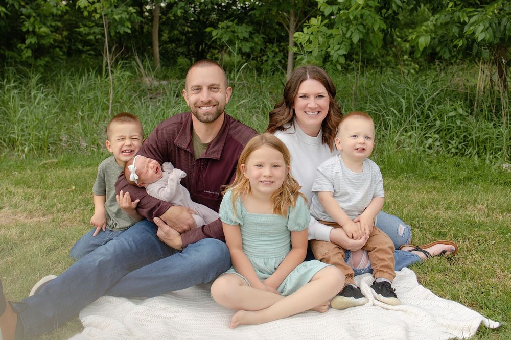 Kendall Kuss Photography Waukesha County family photographer. Family newborn outdoor photos in Ixonia Wisconsin.