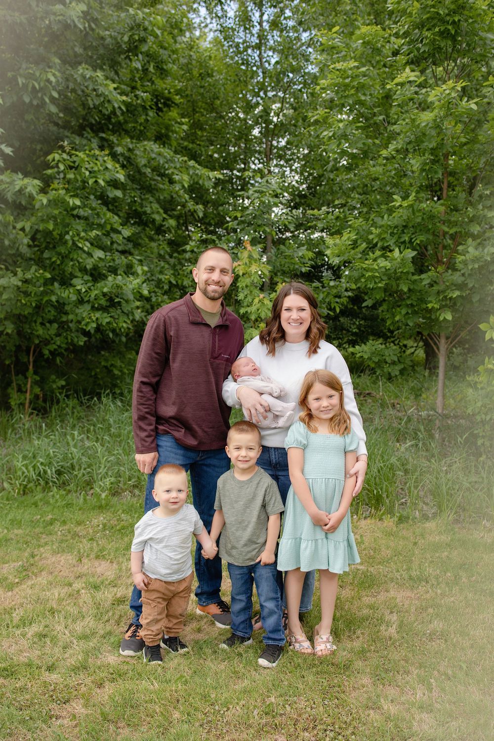Kendall Kuss Photography Waukesha County family photographer. Family newborn outdoor photos in Ixonia Wisconsin.