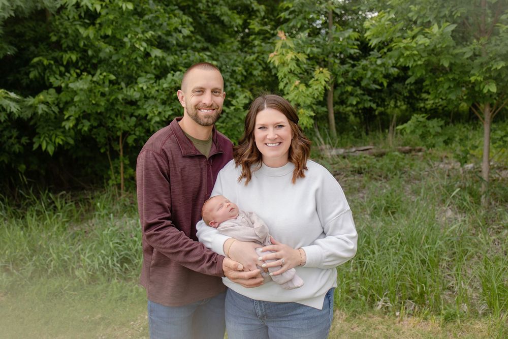 Kendall Kuss Photography Waukesha County family photographer. Family newborn outdoor photos in Ixonia Wisconsin.