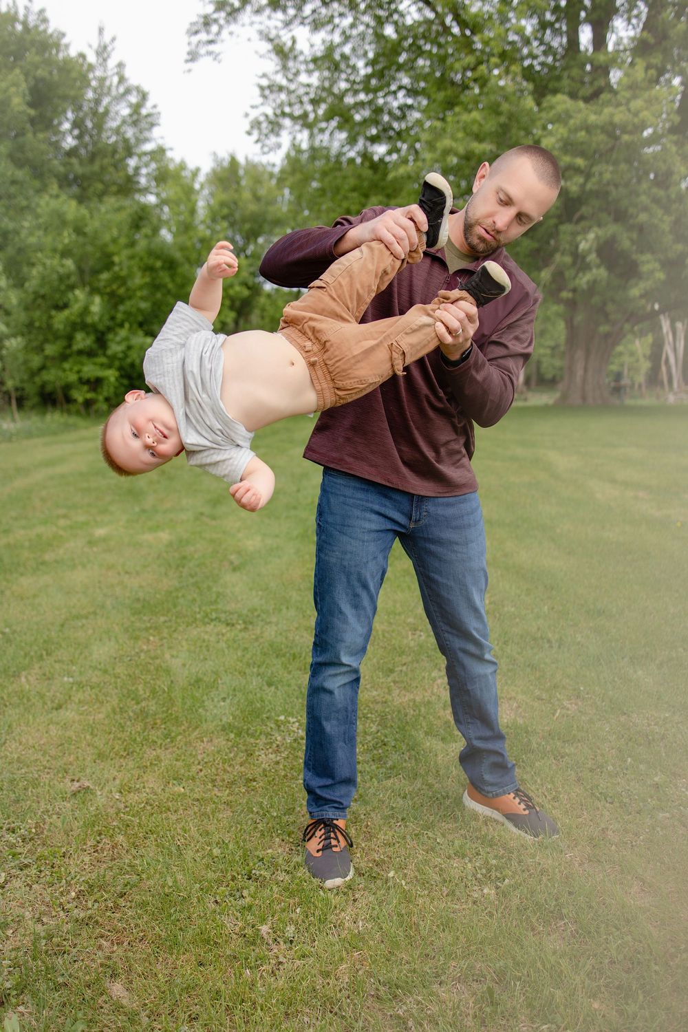 Kendall Kuss Photography Waukesha County family photographer. Family newborn outdoor photos in Ixonia Wisconsin.