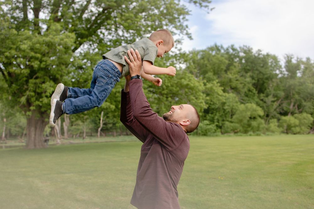 Kendall Kuss Photography Waukesha County family photographer. Family newborn outdoor photos in Ixonia Wisconsin.