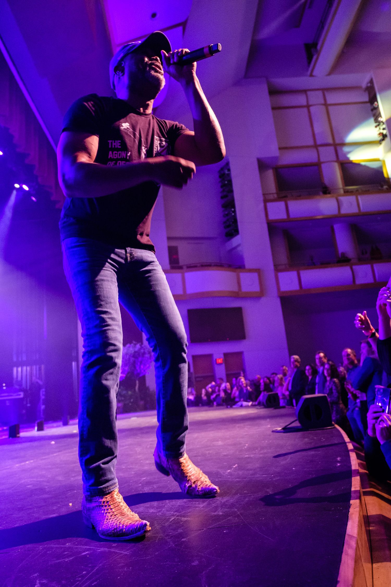 Darius Rucker preforming in Gainesville, Fl.
