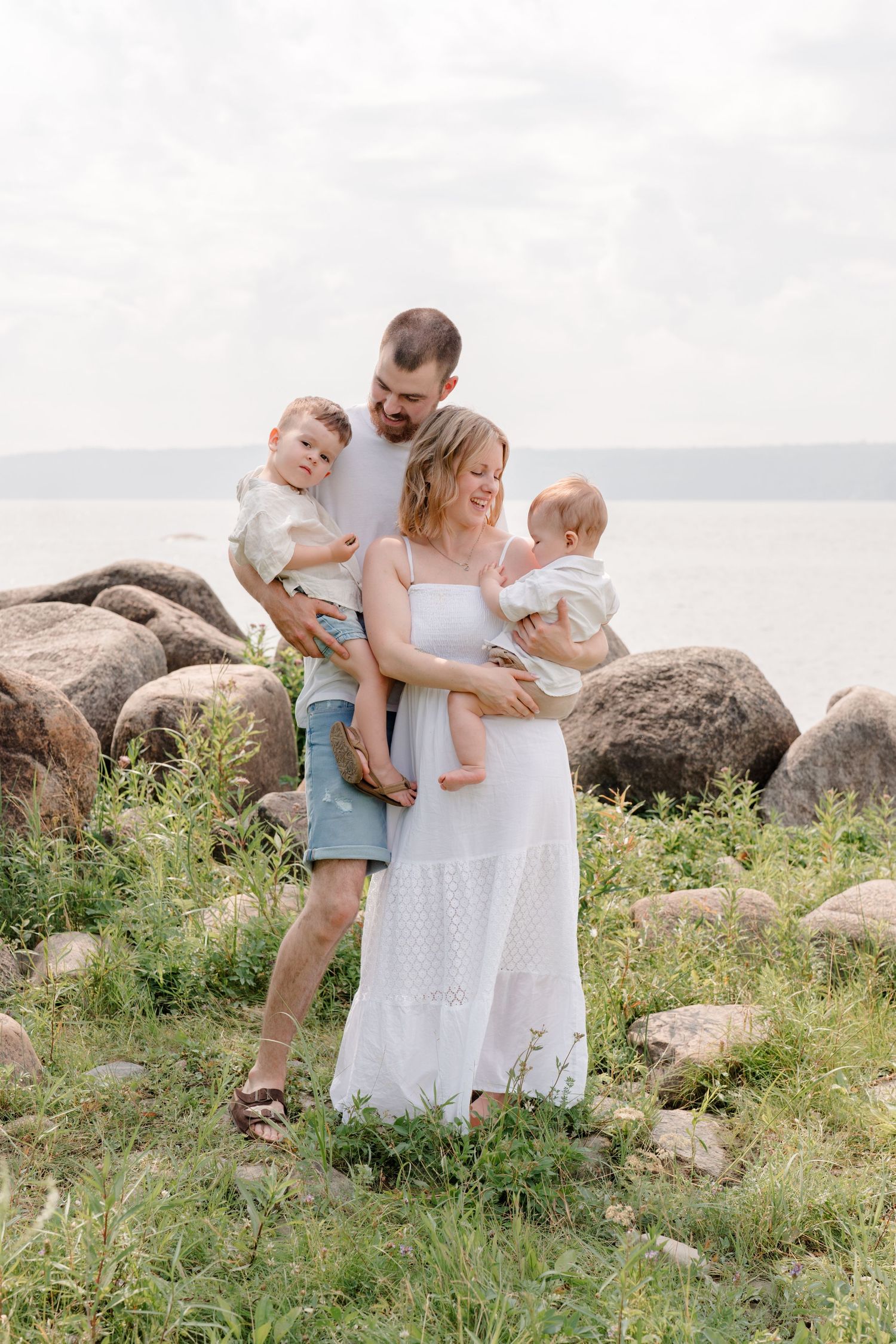 Famille au bord du fleuve pour une séance famille entre fine art et lifestyle dans la région de Québec