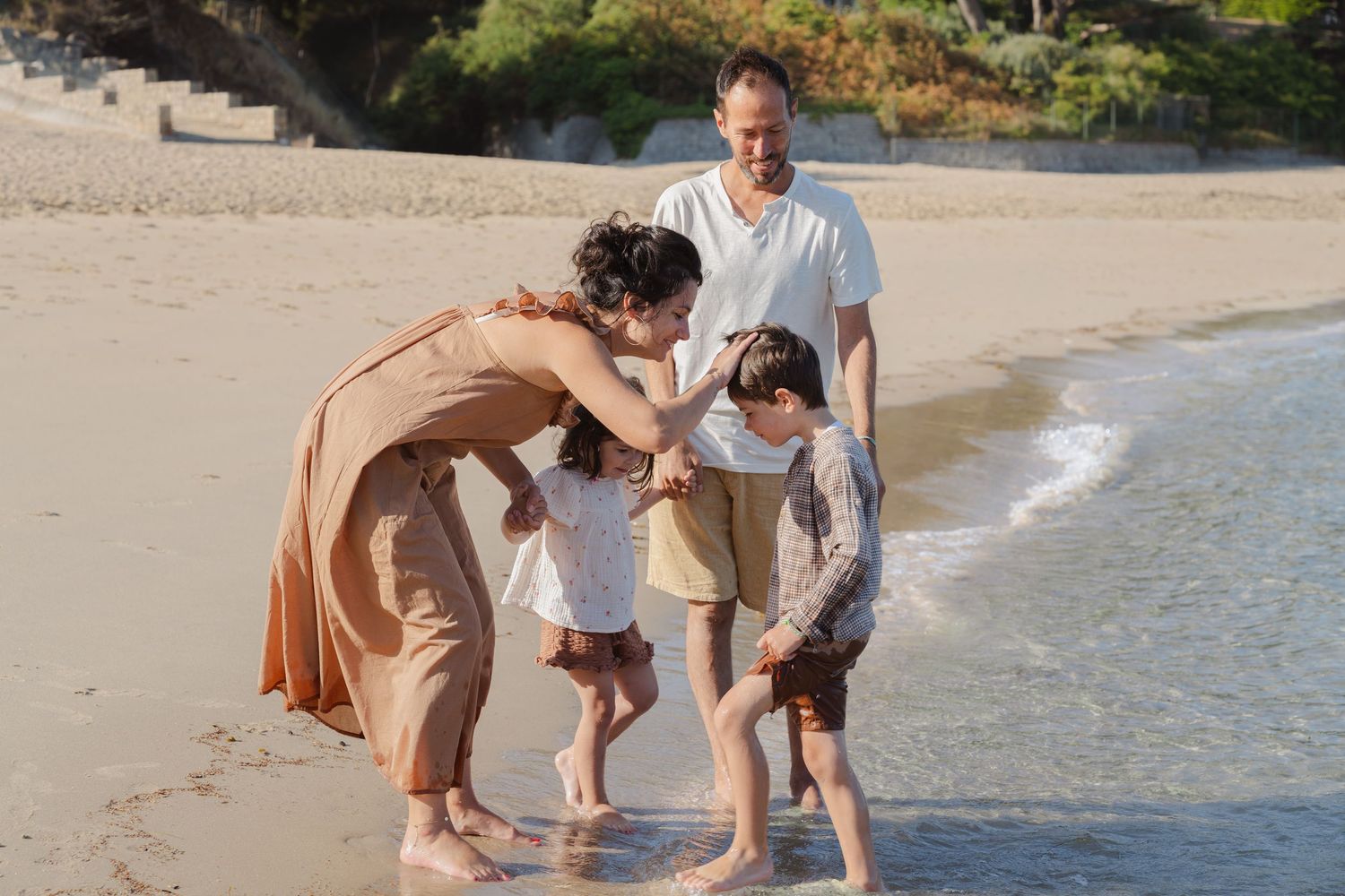 Famille partageant un moment complice au bord de la mer