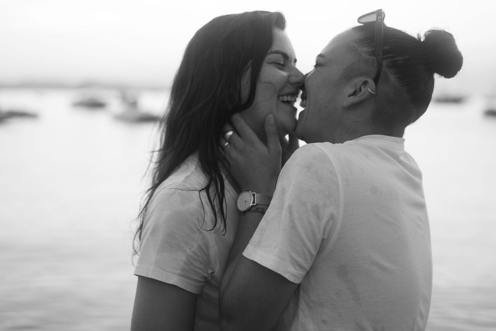 Séance photo en couple au bord de la mer à Hyères