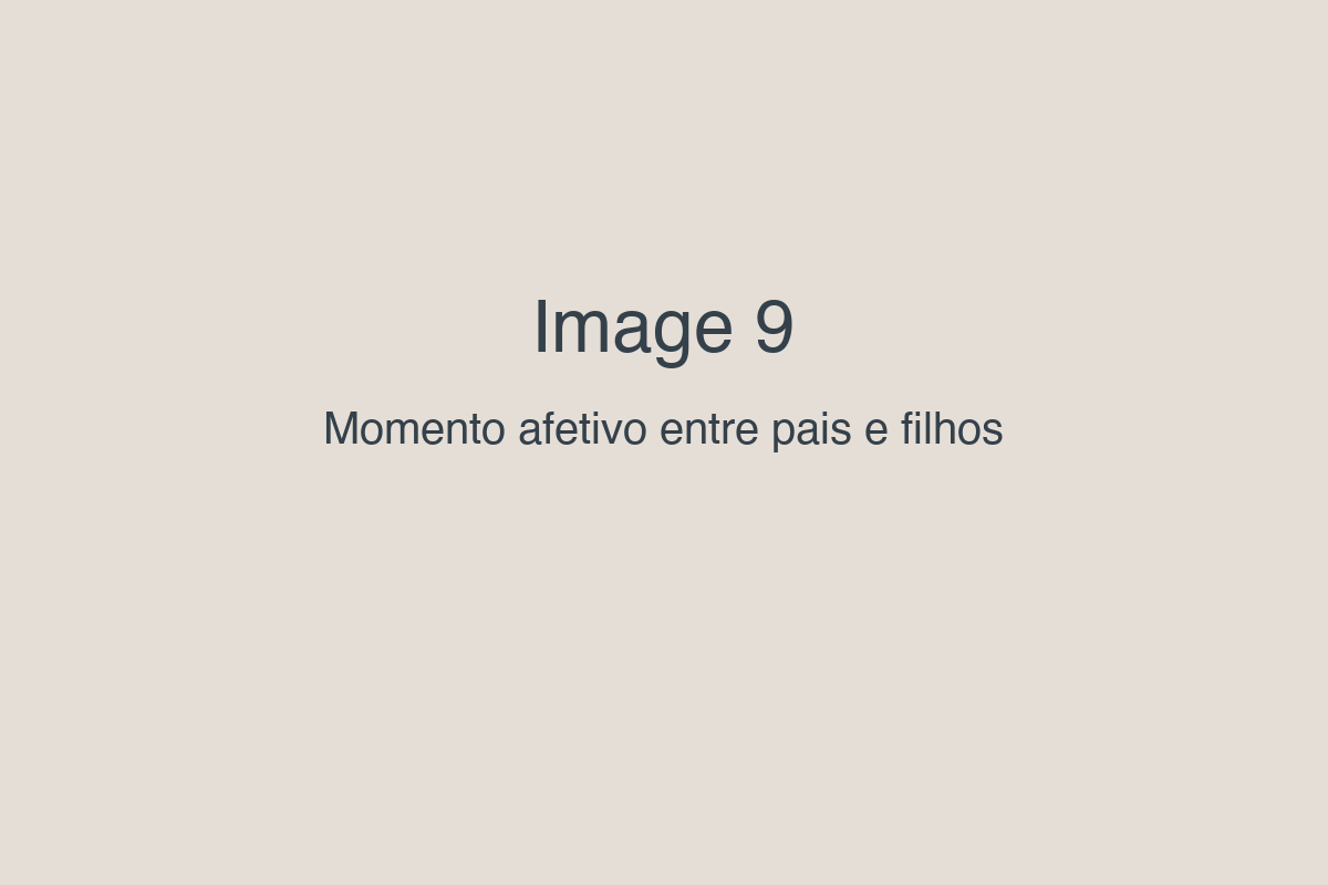 Imagem com texto sobre fundo bege que diz Image 9 e Momento afetivo entre pais e filhos.