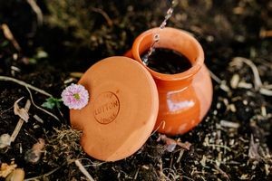 Ollas Potterie Lutton avec de l'eau versée dedans