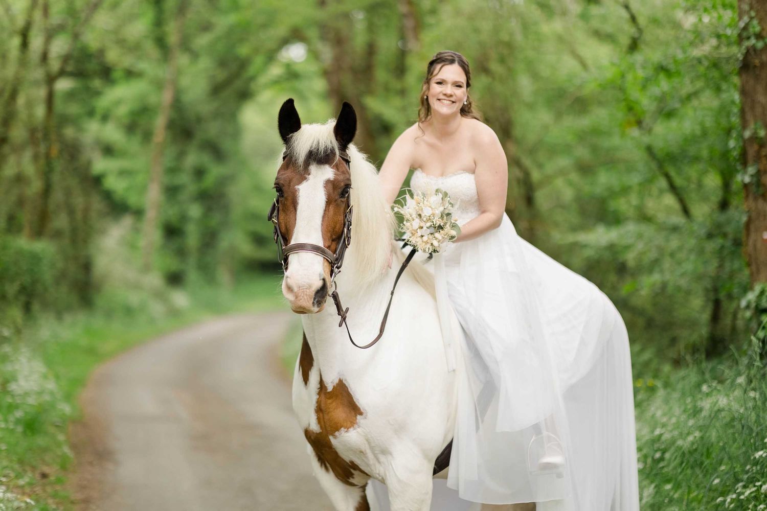 Portrait d'une mariée et son cheval lors de son mariage en Bretagne