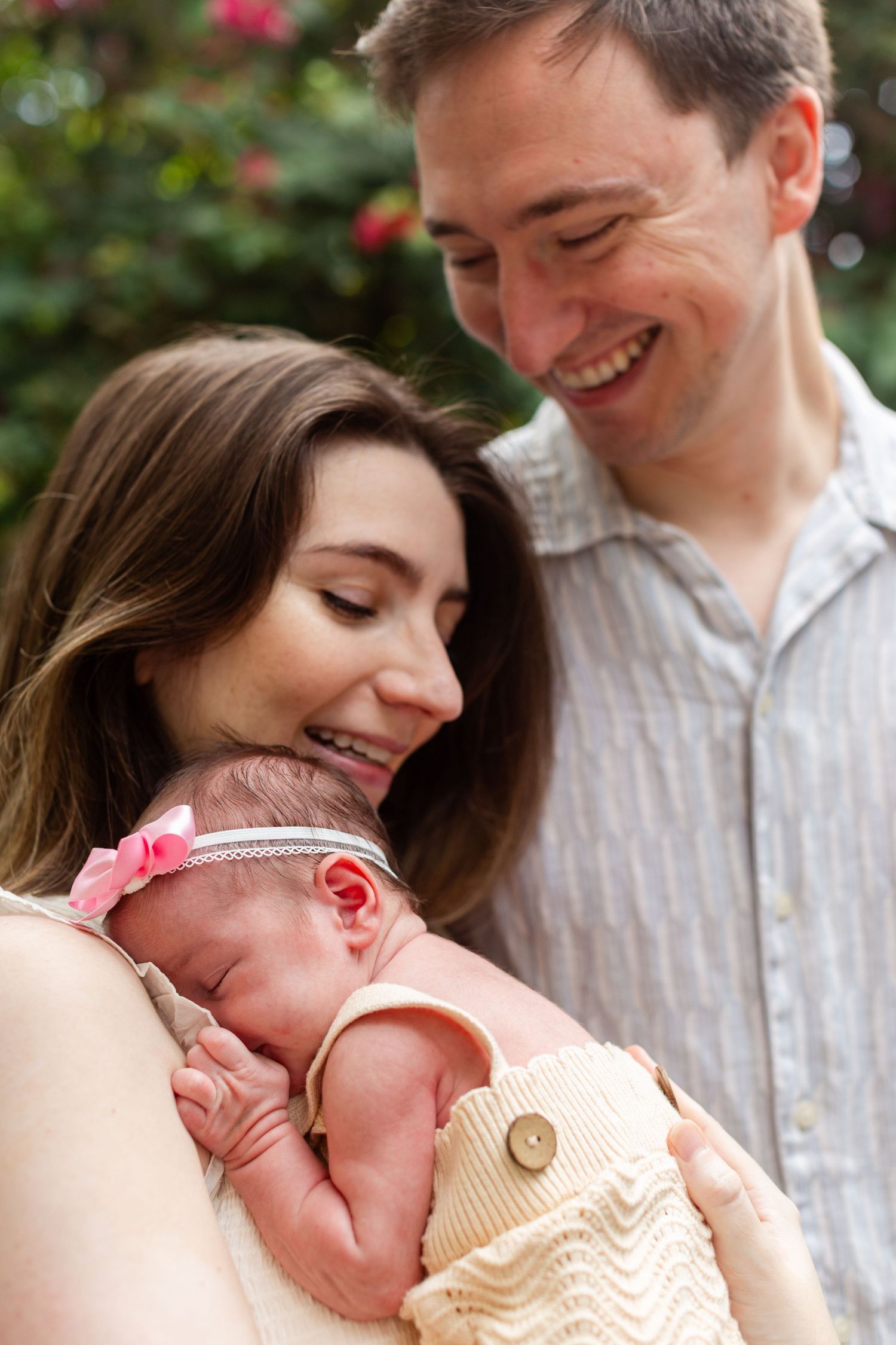 Portrait of a father, mother and newborn. In-home lifestyle newborn session in Guaynabo, Puerto Rico.