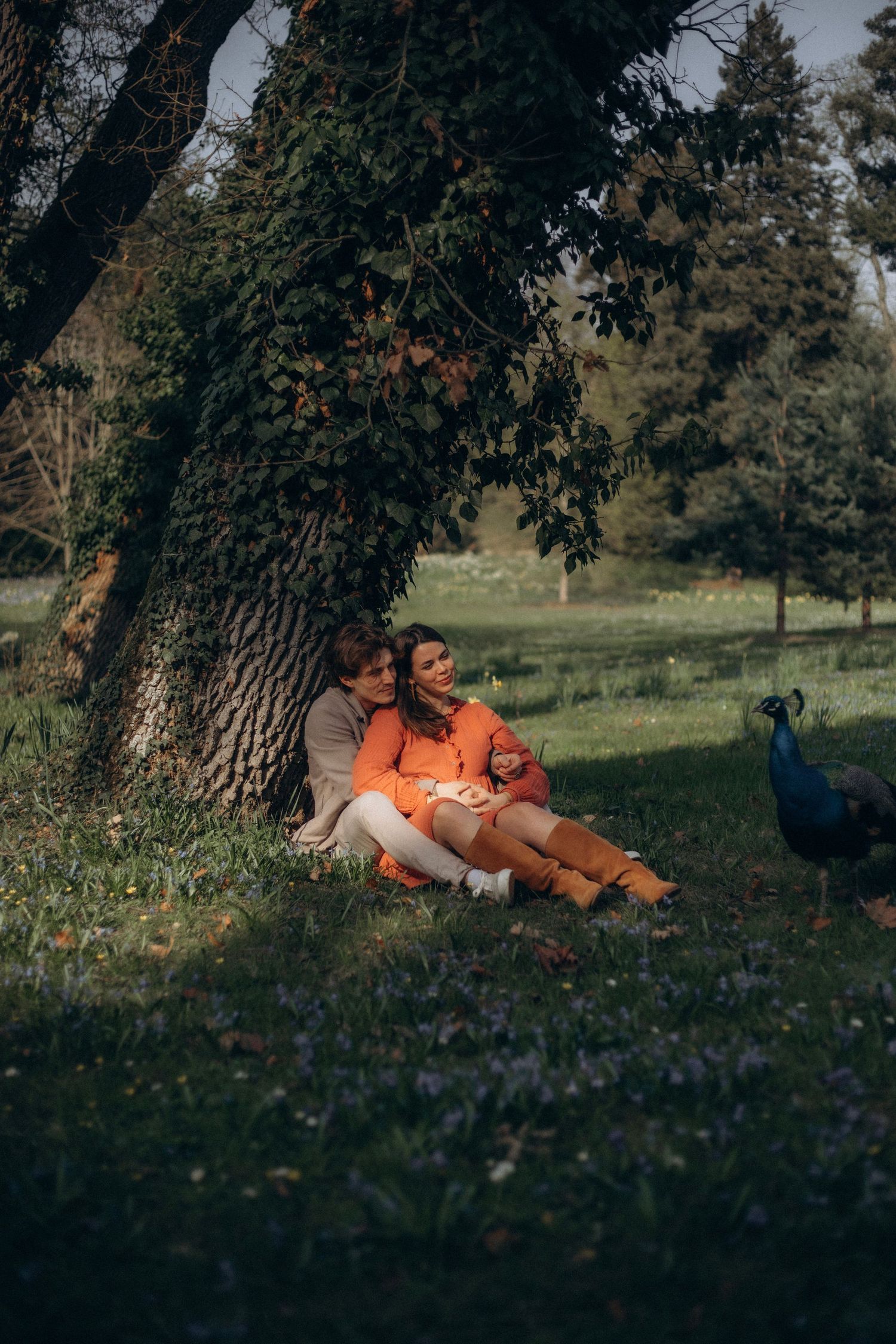 Couple session in Bagatelle with a cinematic and vintage atmosphere - Maternity shoot - Léa Charra