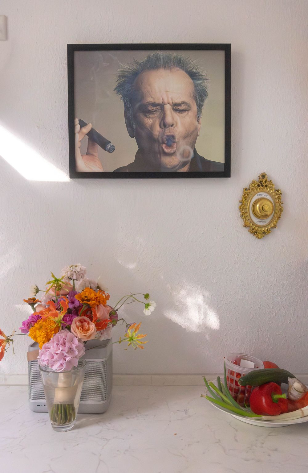 Framed portrait of man smoking cigar above colorful flower arrangement and vegetables.
Düsseldorf, Hochzeit