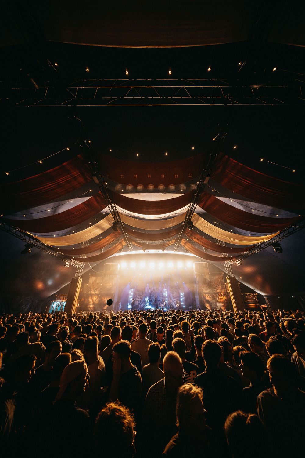 Een zaal vol enthousiaste bezoekers van een concert