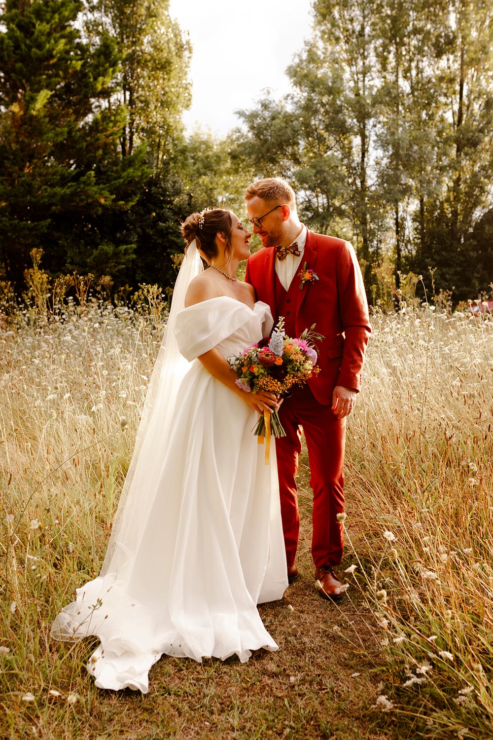 Photo de couple mariage golden hour lumière chaude