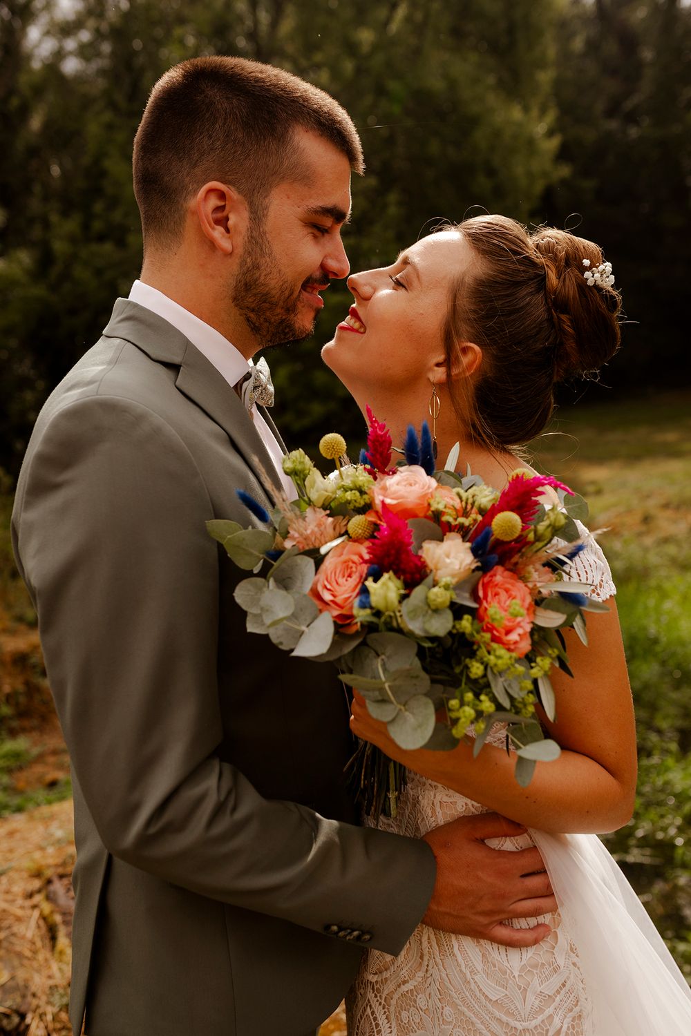 Photo de couple mariage amoureux lumière chaude
