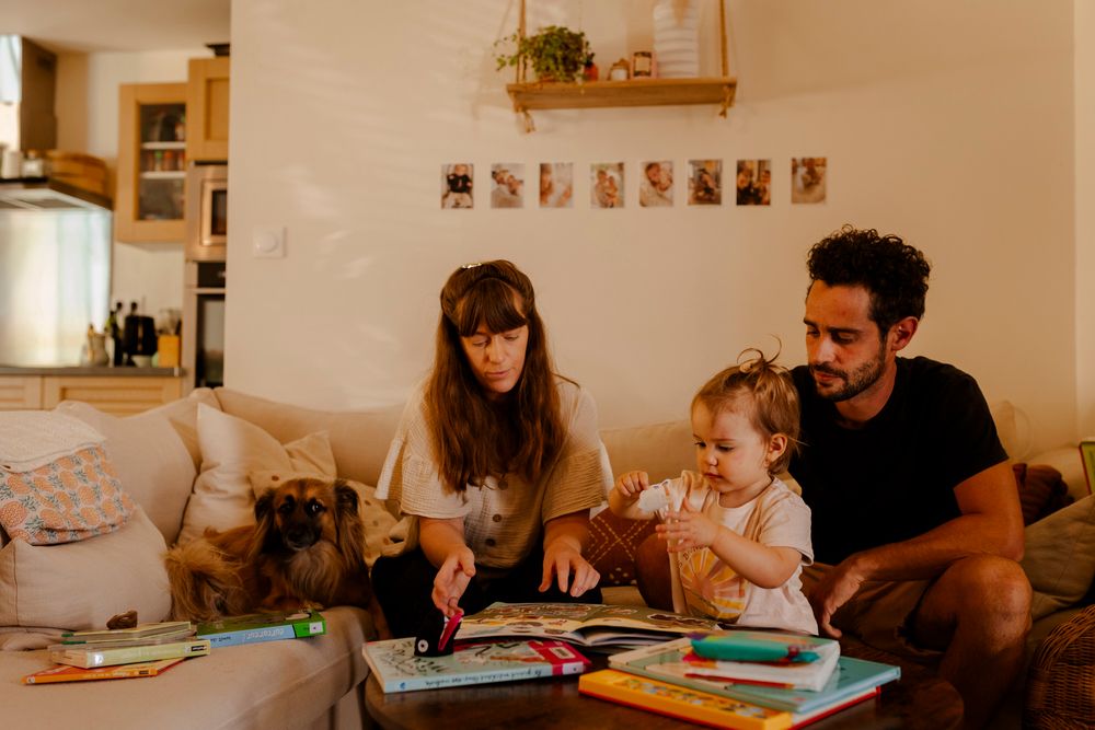 Séance lecture pendant un shooting photo de famille