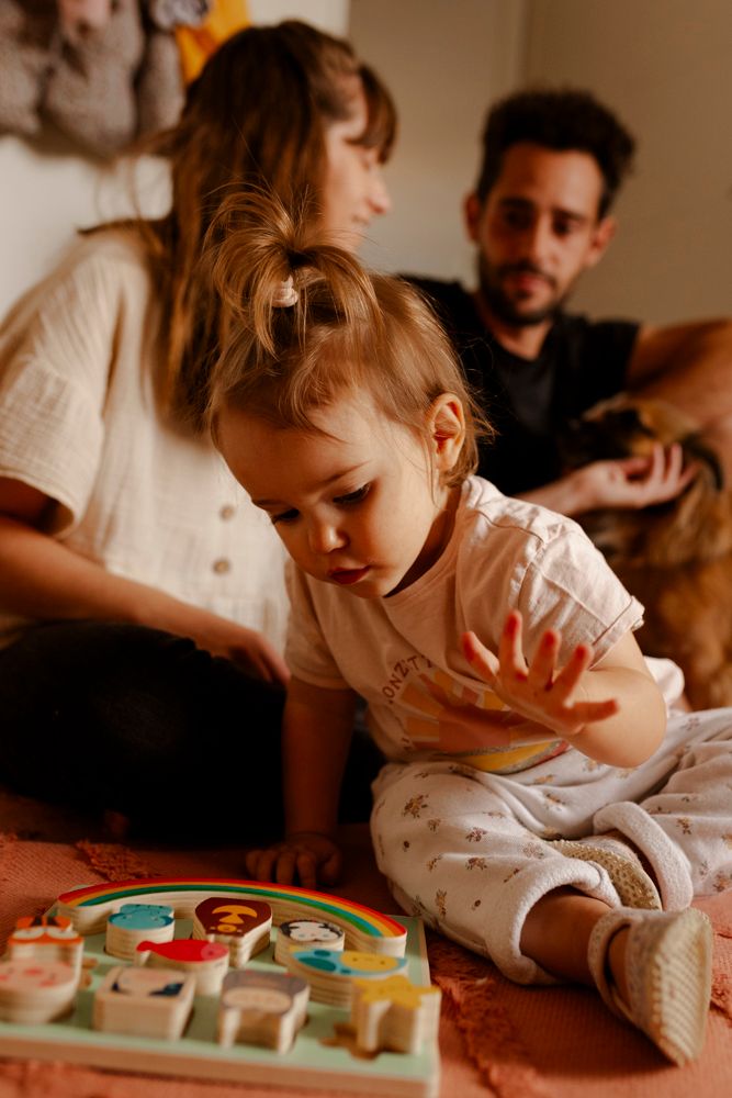 Enfant qui joue pendant un shooting famille