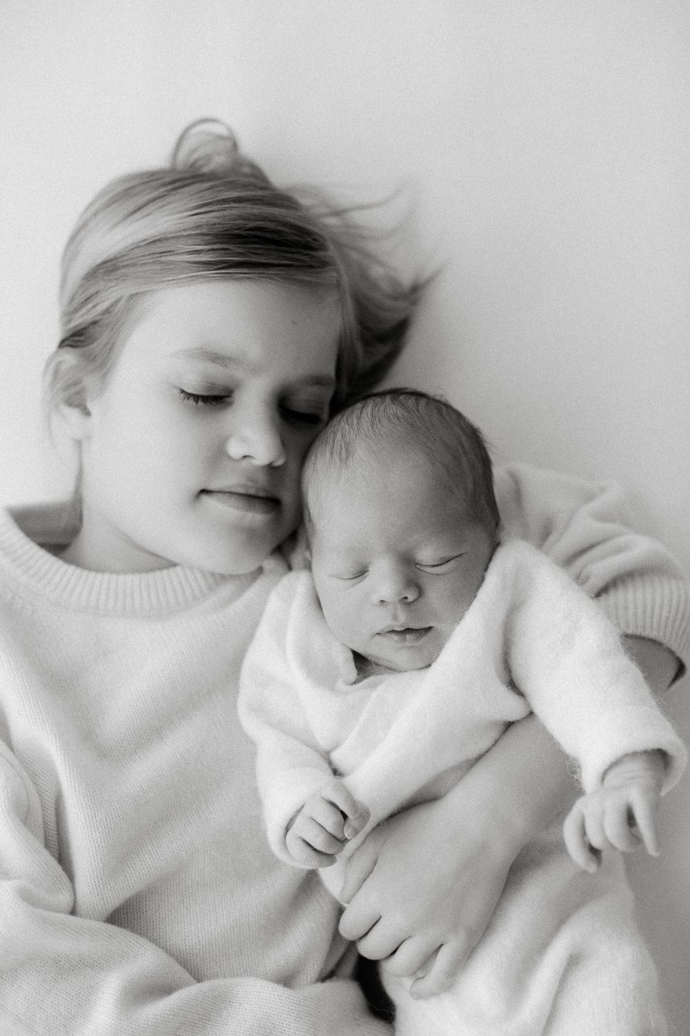Isosisarus ja vauva sylikkäin newbornkuvauksessa.