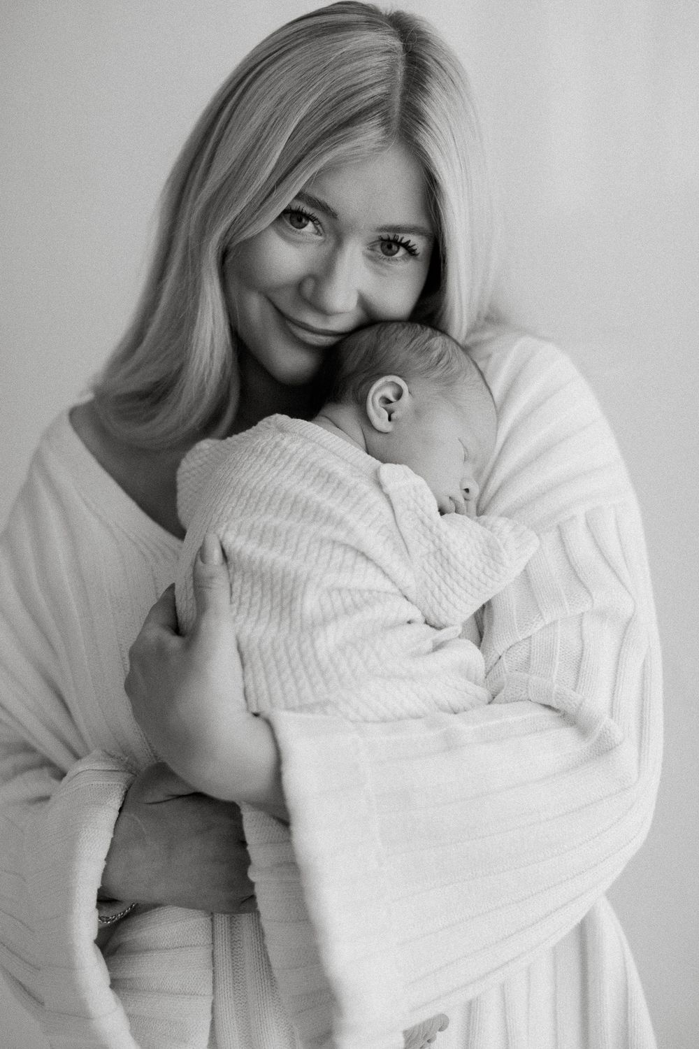 Mustavalkoinen lähikuva äidistä ja vauvasta, newbornkuvaus Tampere.