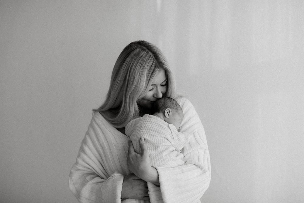 Mustavalkoinen newbornkuva vauvasta ja äidistä.
