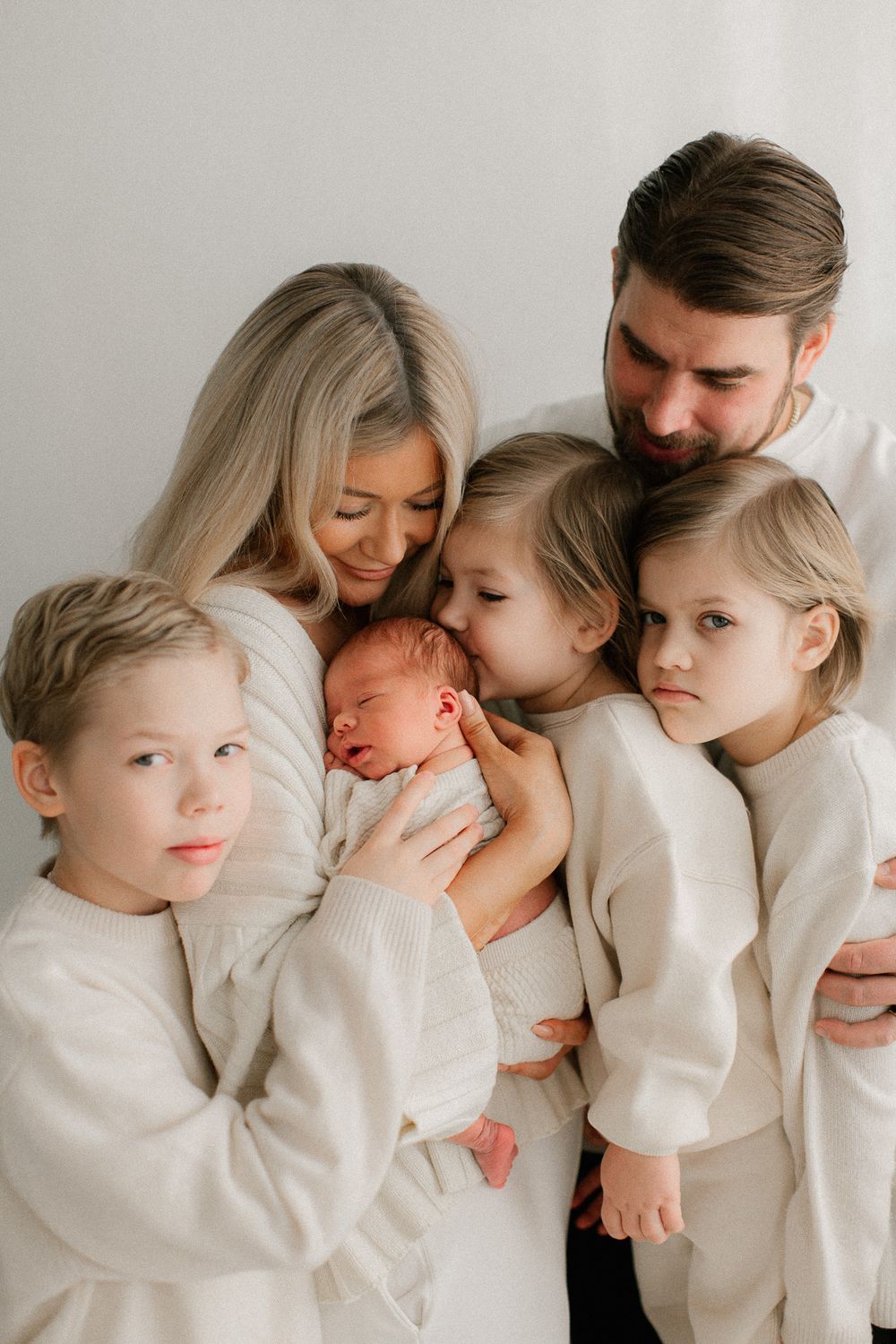 Koko perhe newbornkuvauksessa Tampereella.