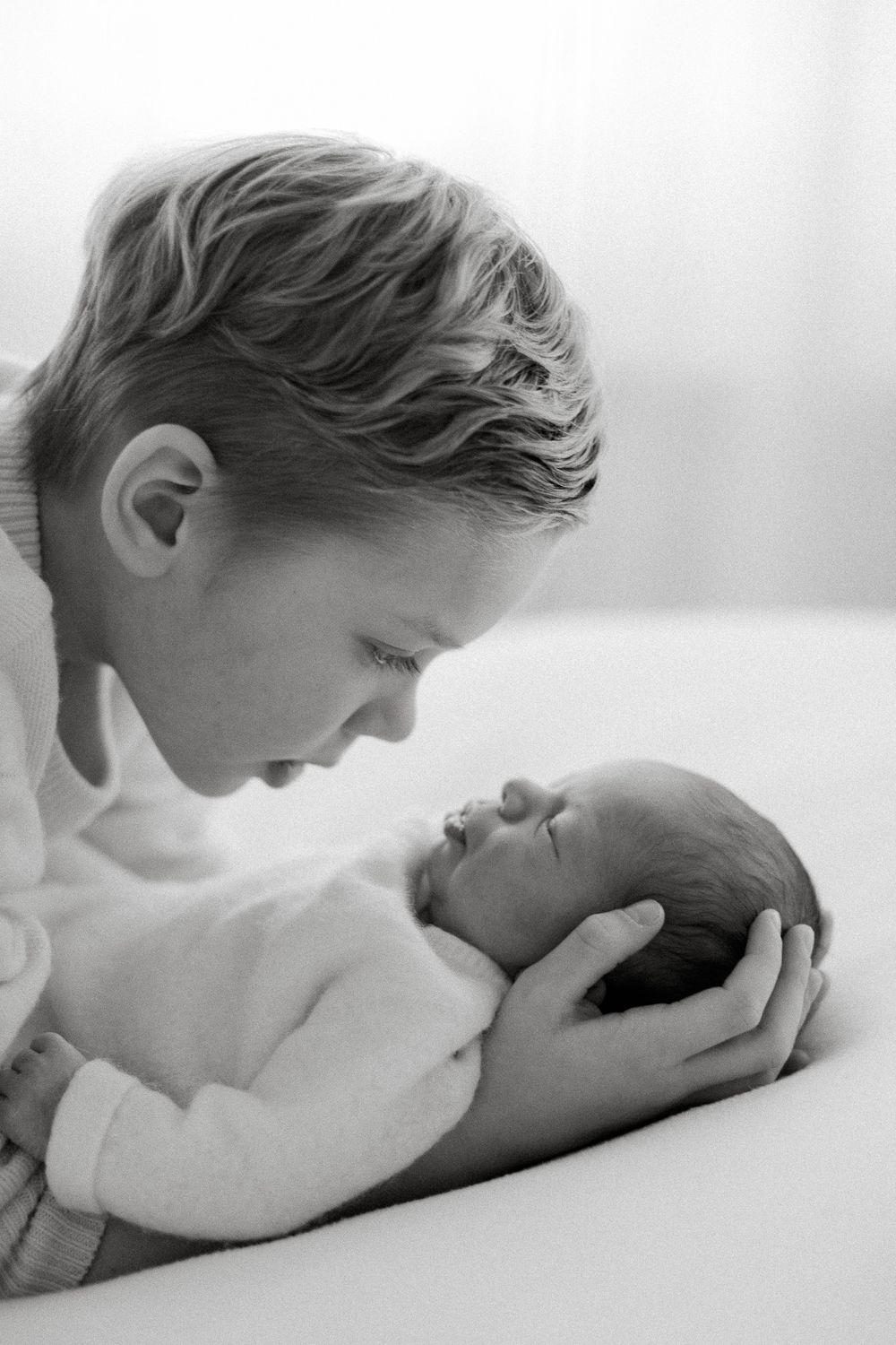 Newbornkuvaus isosisarusten kanssa studiolla Tampereella.