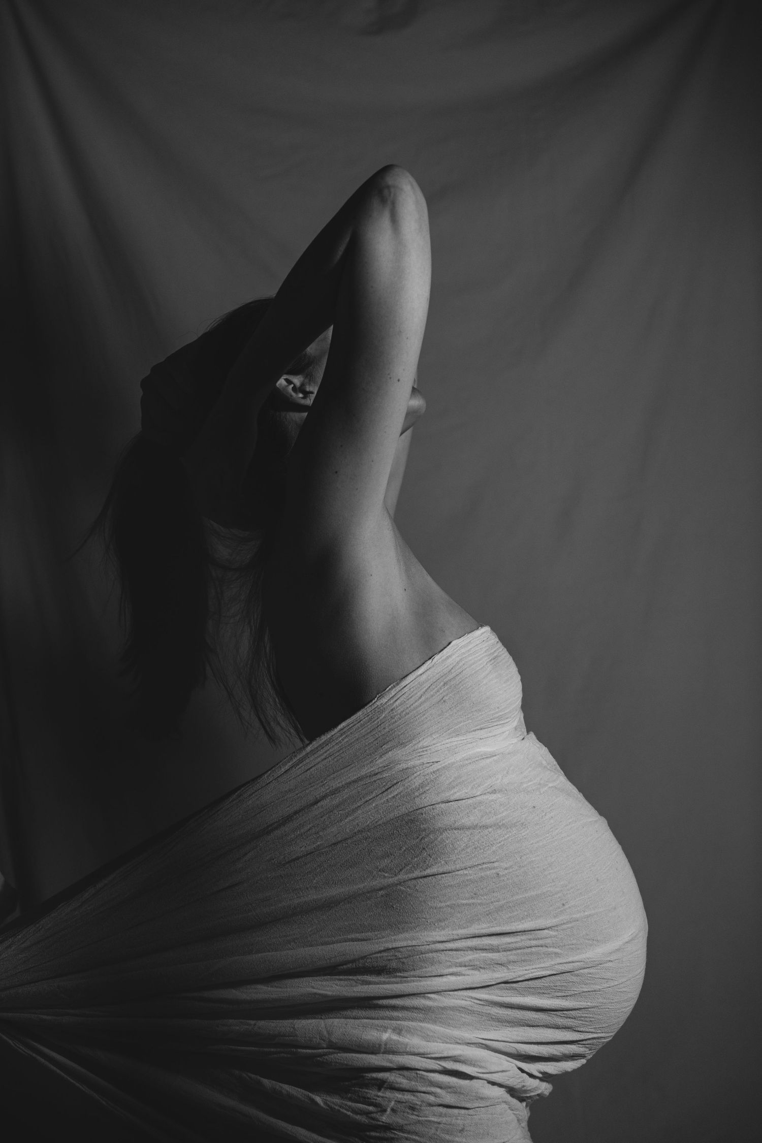 zwart wit foto zwangere vrouw in doek gewikkeld