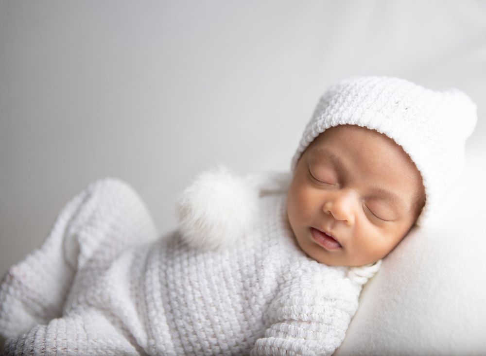 Pensacola newborn photographer, Pensacola, FL newborn photography, in-home newborn portraits baby in white