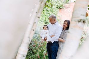 London family photographer. Family session in summer in a beautiful park with trees and flowers