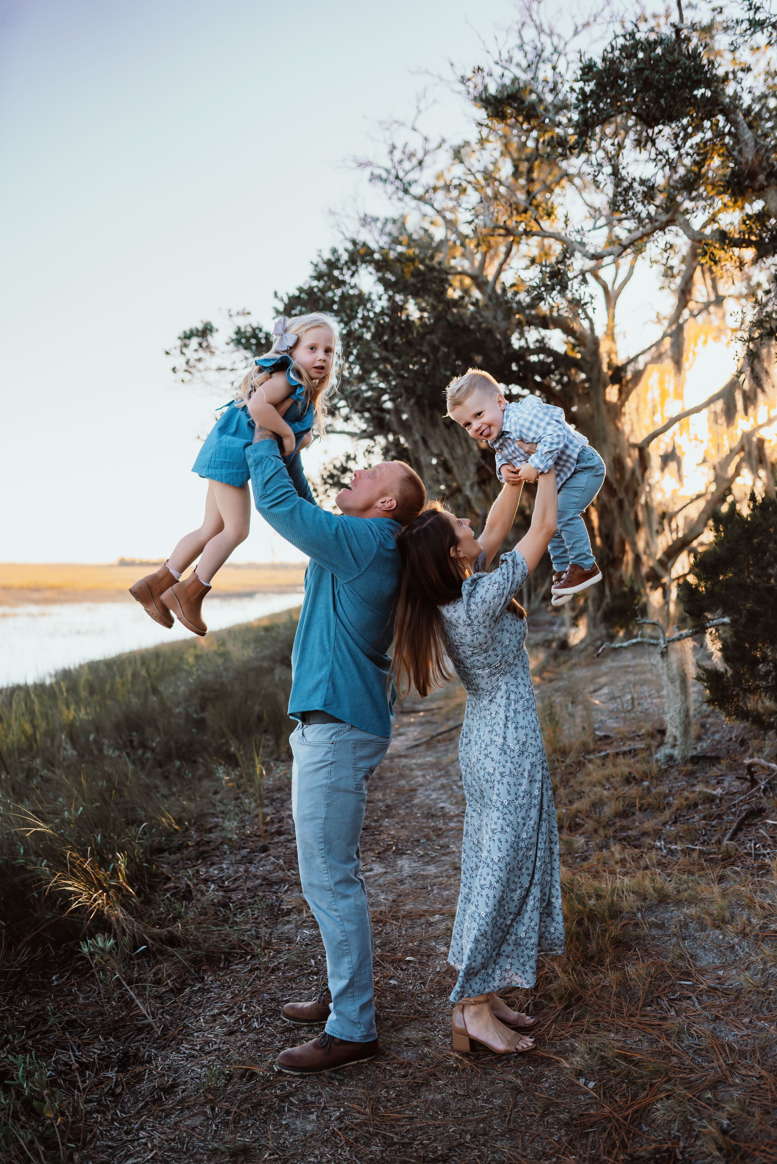 family, sunsets, marsh, mount pleasant photographer, golden hour, family photography, lifestyle photography, parents, kids