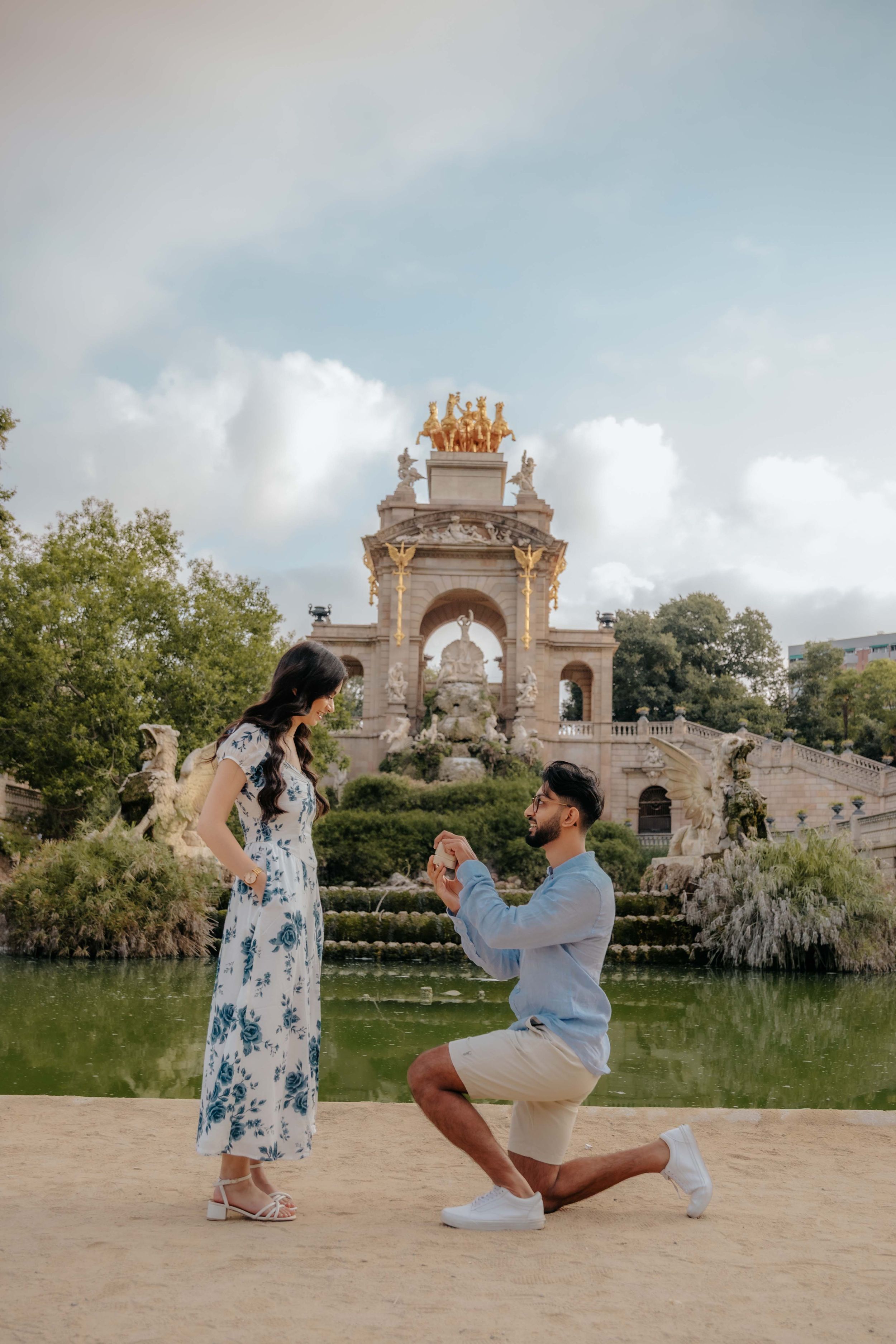 Romantic outdoor couple photoshoot in Ciutadella Park