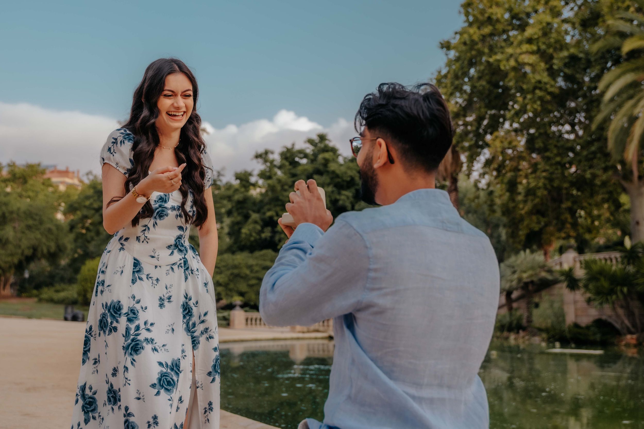Elegant and timeless couple portraits in Ciutadella Park, Barcelona