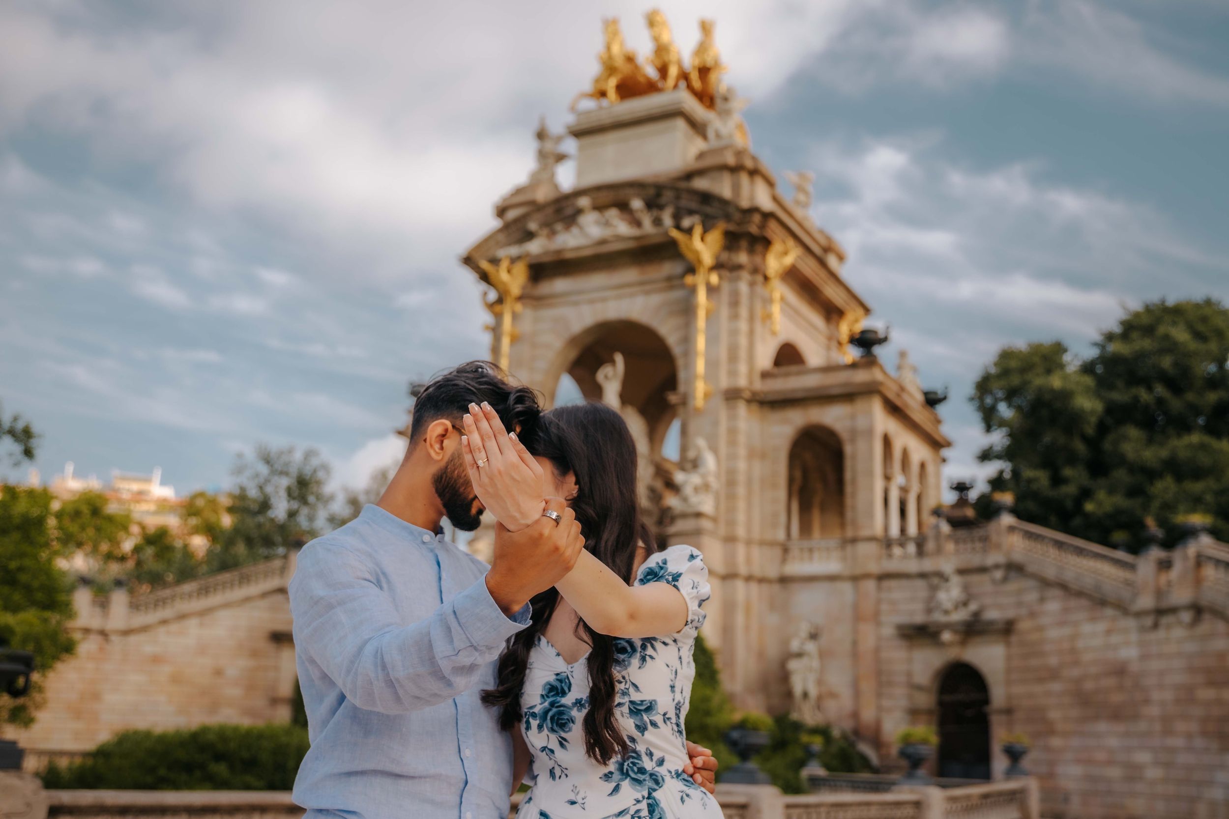 Natural couple portraits in Ciutadella Park surrounded by greenery