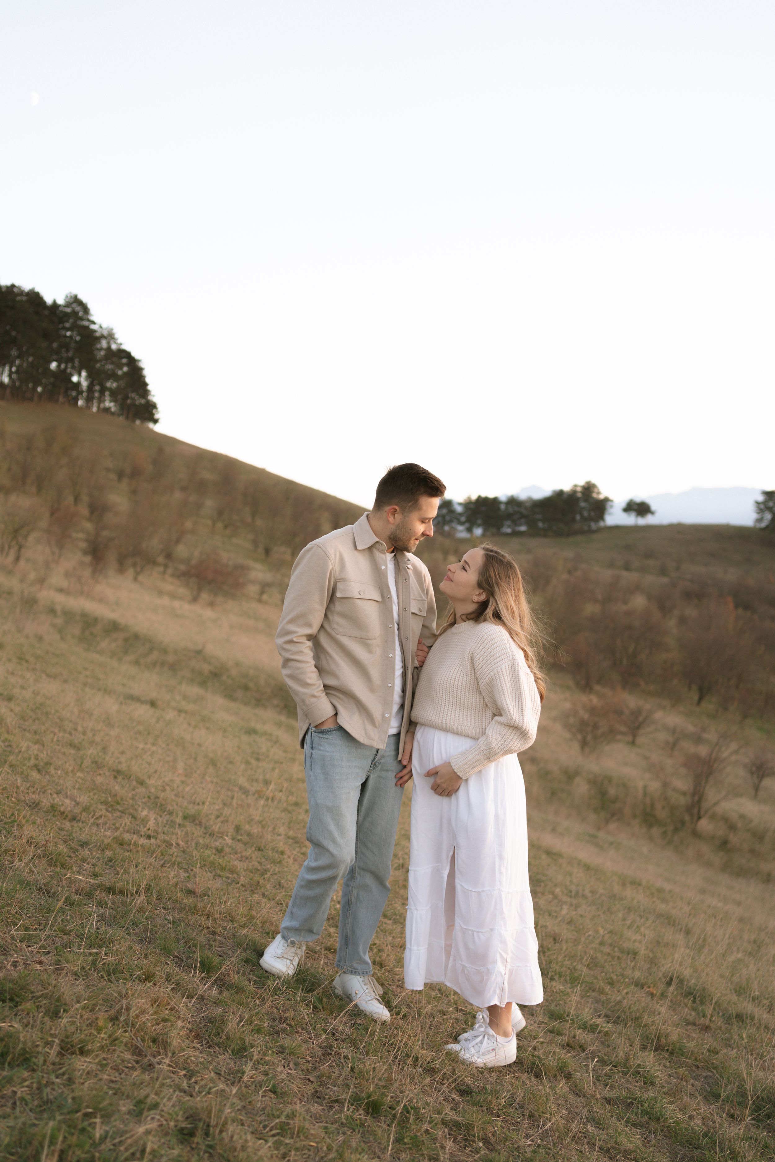 Fotografie de cuplu romantica in Brasov la apus pentru a anunta sarcina, pregnancy photoshoot
