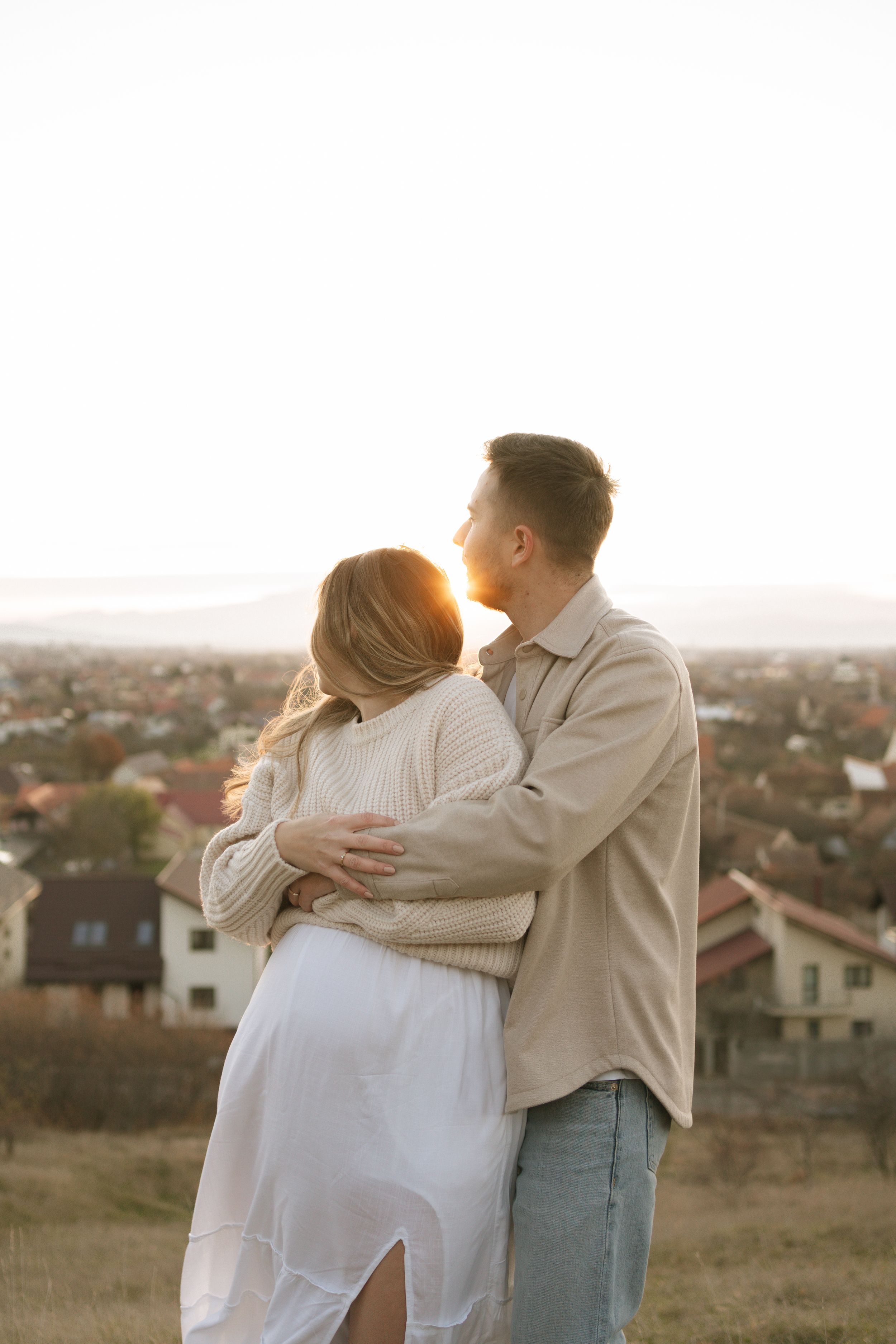 Fotografie de cuplu romantica in Brasov la apus pentru a anunta sarcina, pregnancy photoshoot