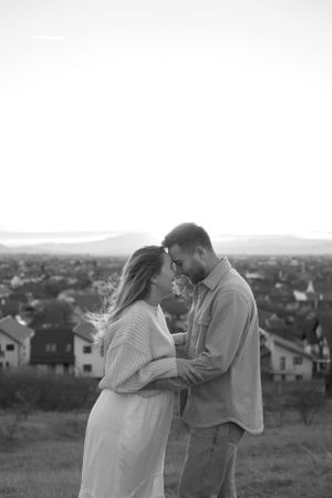 Fotografie de cuplu romantica in Brasov la apus pentru a anunta sarcina, pregnancy photoshoot