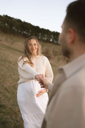 Fotografie de cuplu romantica in Brasov la apus pentru a anunta sarcina, pregnancy photoshoot