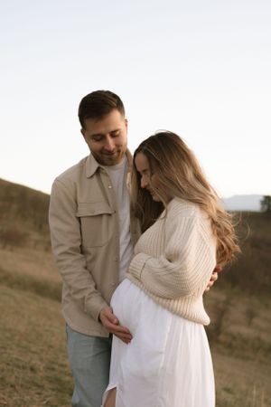 Fotografie de cuplu romantica in Brasov la apus pentru a anunta sarcina, pregnancy photoshoot