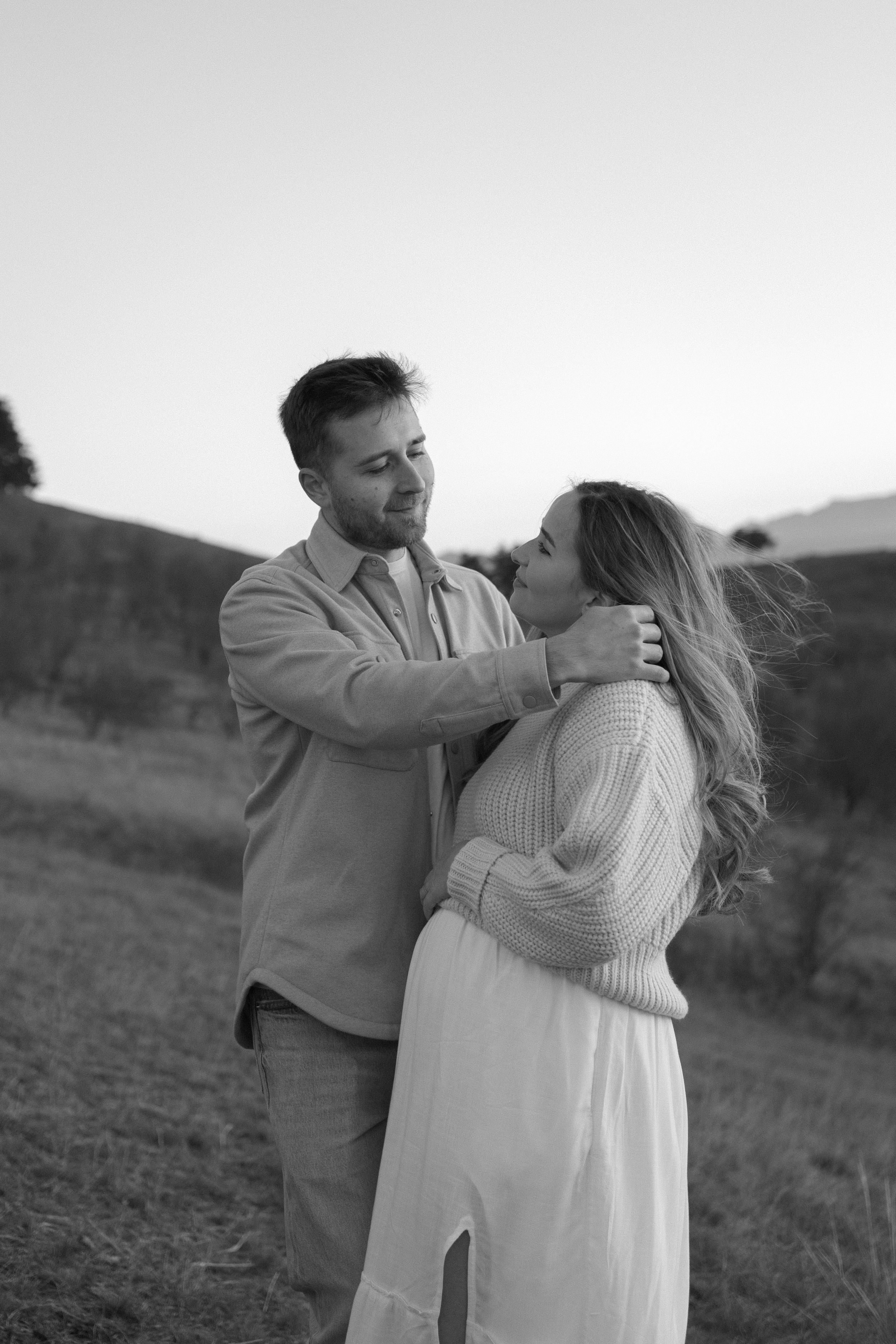 Fotografie de cuplu romantica in Brasov la apus pentru a anunta sarcina, pregnancy photoshoot