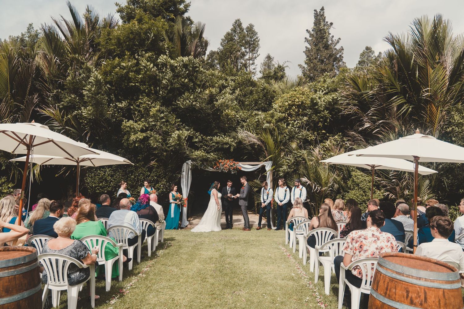 Bridgewater estate, wedding ceremony in the gardens with sun umbrellas