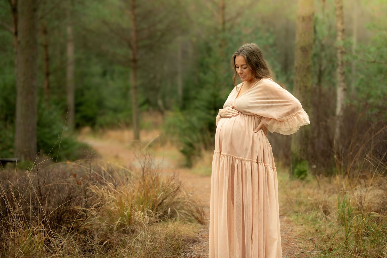 Gravid kvinne i beige utlånskjole, gravidfotografering i Sandnes