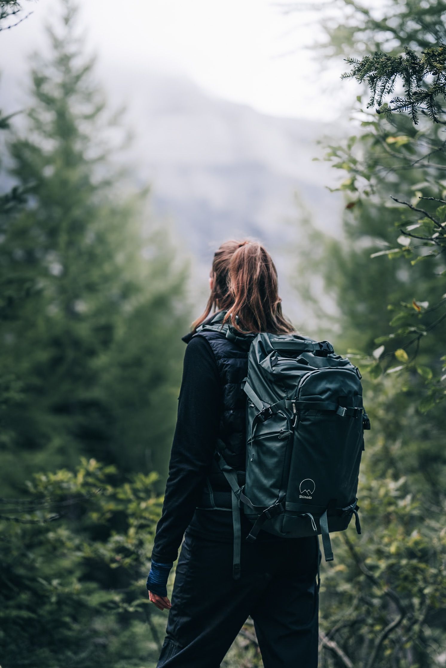 randonneuse en montagne avec son sac à dos pour un shooting de marque outdoor