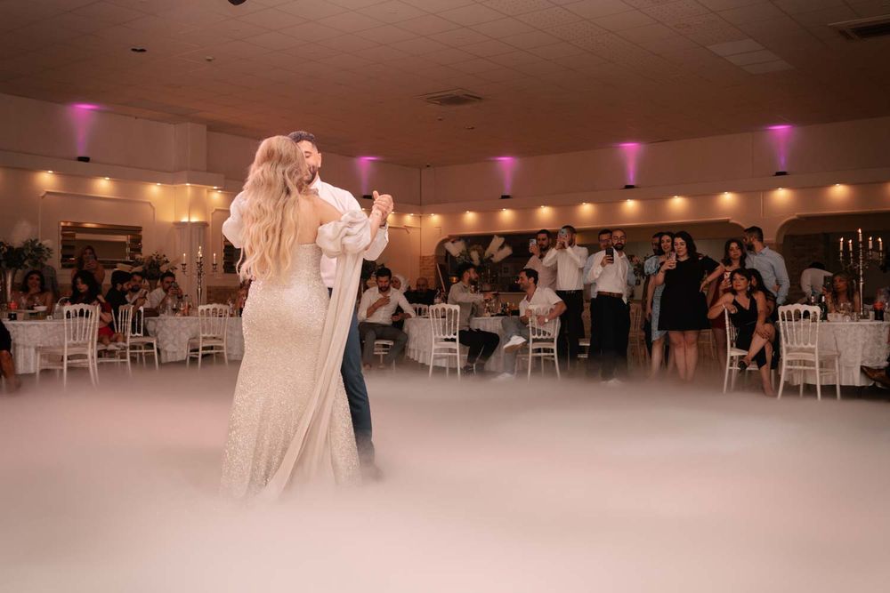 ein Foto in einem Hochzeitparty als das Paar das erste Tanz in Tanzflur machen